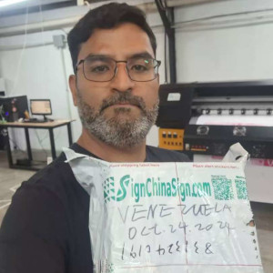 Mr.Victor Valderrama from Venezuela received our package our spare parts of Inkjet Printers on 7 Nov 2024